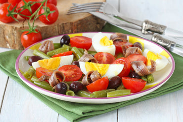 Mediterraner Salat mit kantabrischen Sardellen