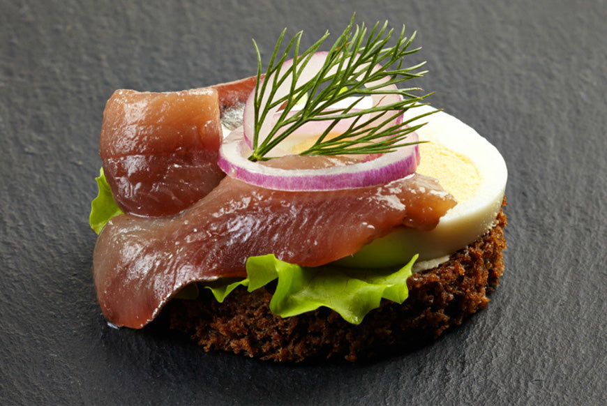 Tosta de anchoa y huevo con pan de centeno